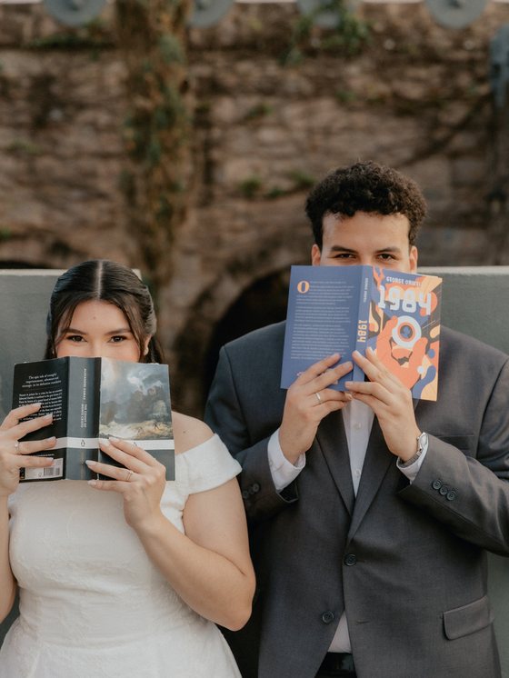 Escondidos atrás dos livros